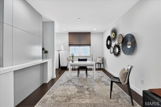 718 Woods Of Ladue Lane, St Louis, MO 63124