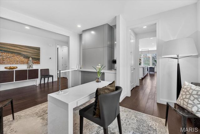 718 Woods Of Ladue Lane, St Louis, MO 63124