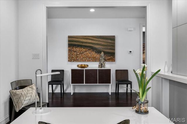 718 Woods Of Ladue Lane, St Louis, MO 63124