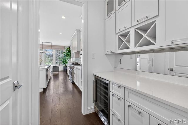 718 Woods Of Ladue Lane, St Louis, MO 63124