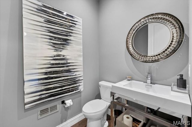 718 Woods Of Ladue Lane, St Louis, MO 63124