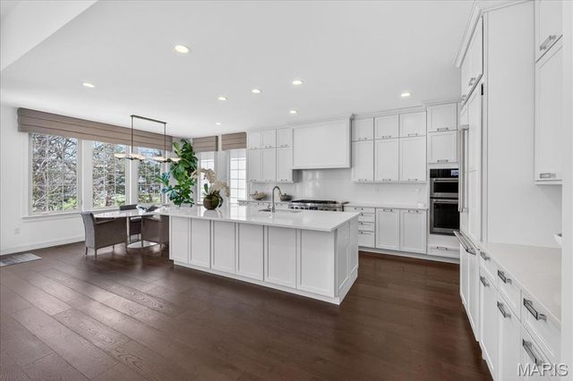 718 Woods Of Ladue Lane, St Louis, MO 63124