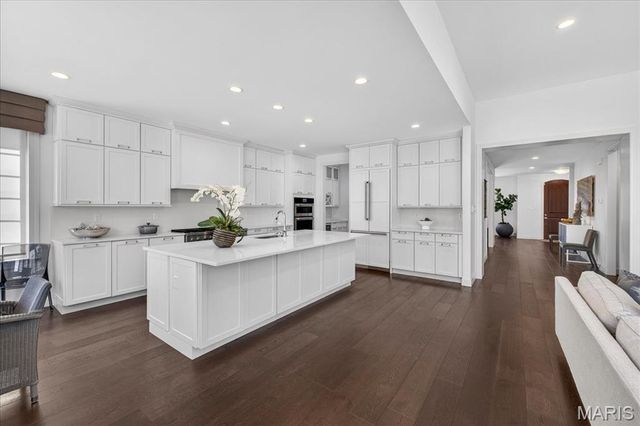 718 Woods Of Ladue Lane, St Louis, MO 63124