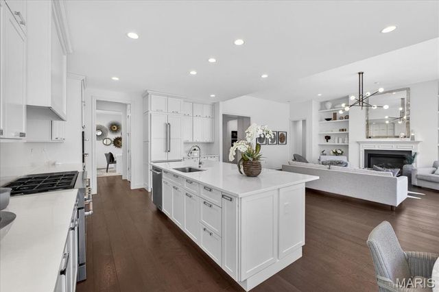 718 Woods Of Ladue Lane, St Louis, MO 63124