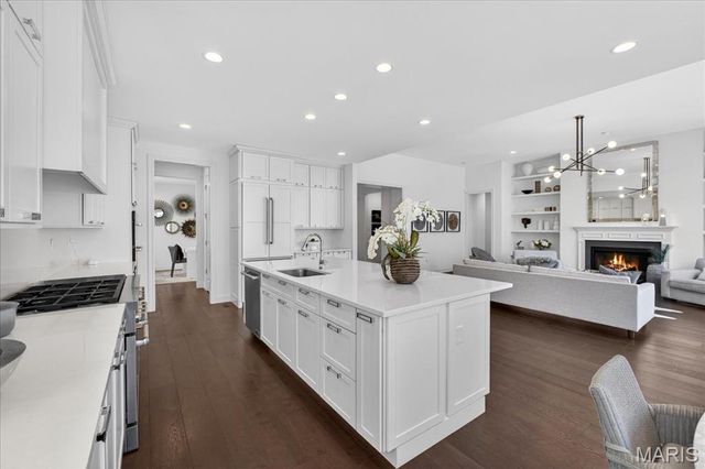 718 Woods Of Ladue Lane, St Louis, MO 63124