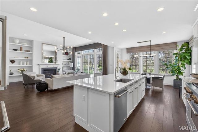 718 Woods Of Ladue Lane, St Louis, MO 63124