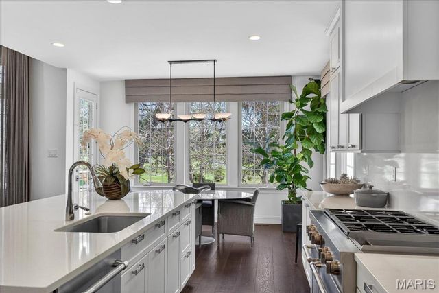 718 Woods Of Ladue Lane, St Louis, MO 63124