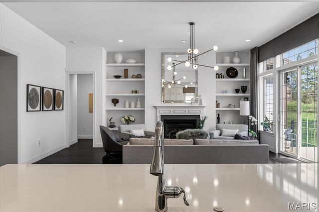 718 Woods Of Ladue Lane, St Louis, MO 63124