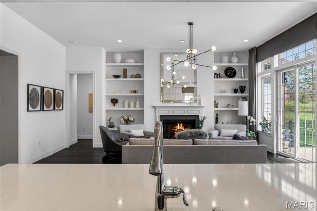 718 Woods Of Ladue Lane, St Louis, MO 63124