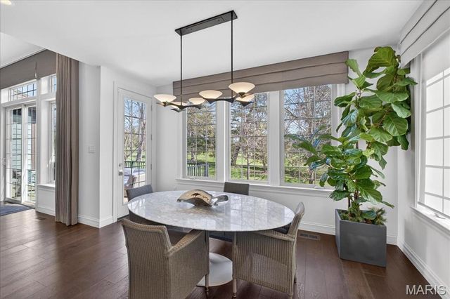 718 Woods Of Ladue Lane, St Louis, MO 63124