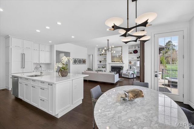 718 Woods Of Ladue Lane, St Louis, MO 63124