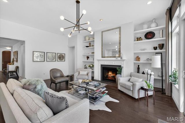 718 Woods Of Ladue Lane, St Louis, MO 63124