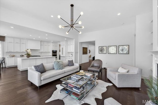 718 Woods Of Ladue Lane, St Louis, MO 63124