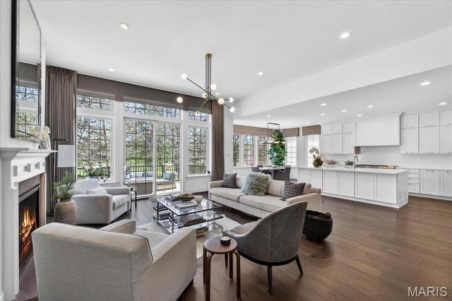 718 Woods Of Ladue Lane, St Louis, MO 63124