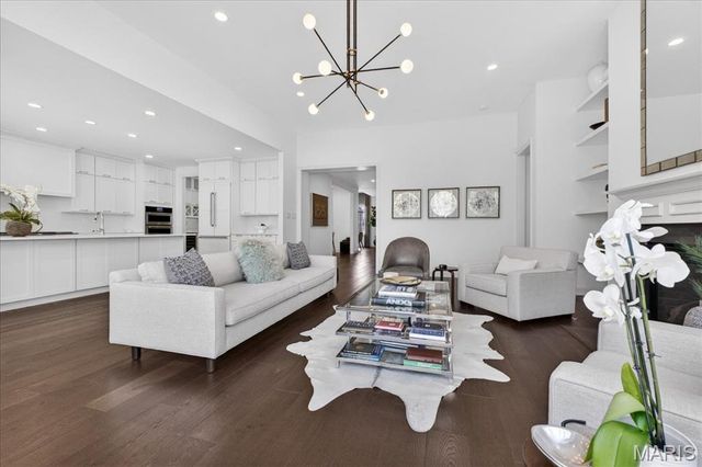 718 Woods Of Ladue Lane, St Louis, MO 63124