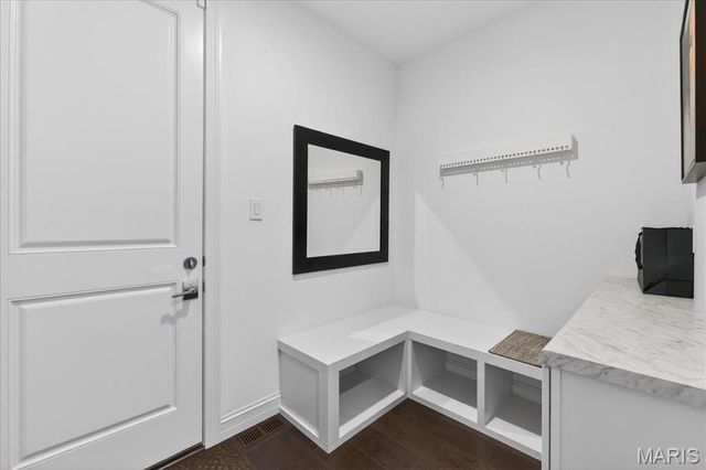 718 Woods Of Ladue Lane, St Louis, MO 63124