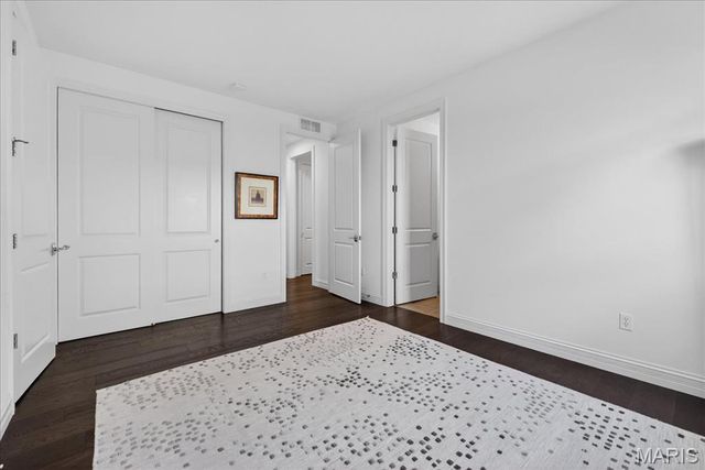 718 Woods Of Ladue Lane, St Louis, MO 63124