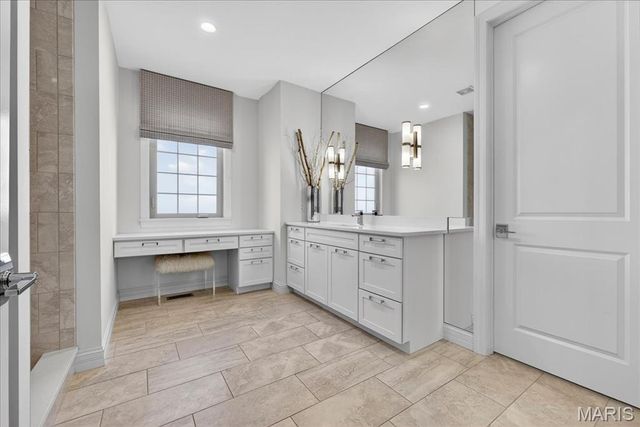 718 Woods Of Ladue Lane, St Louis, MO 63124