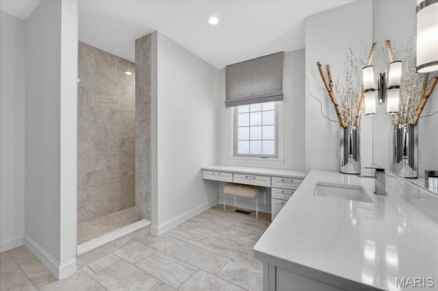 718 Woods Of Ladue Lane, St Louis, MO 63124