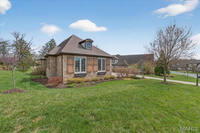 718 Woods Of Ladue Lane, St Louis, MO 63124