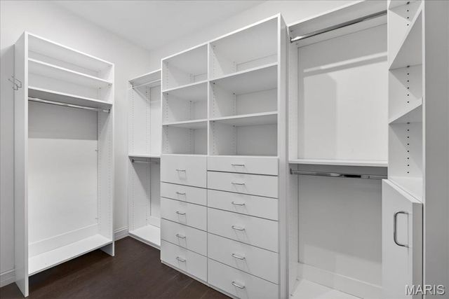 718 Woods Of Ladue Lane, St Louis, MO 63124