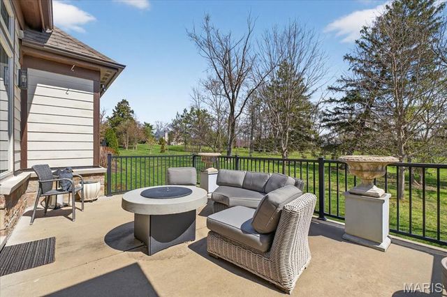 718 Woods Of Ladue Lane, St Louis, MO 63124