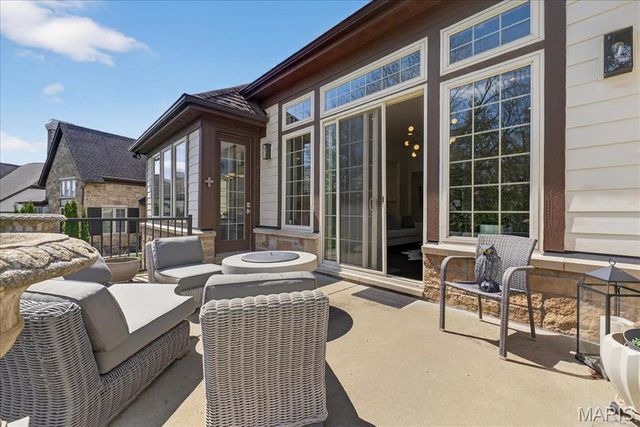 718 Woods Of Ladue Lane, St Louis, MO 63124