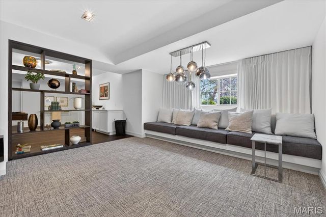 718 Woods Of Ladue Lane, St Louis, MO 63124