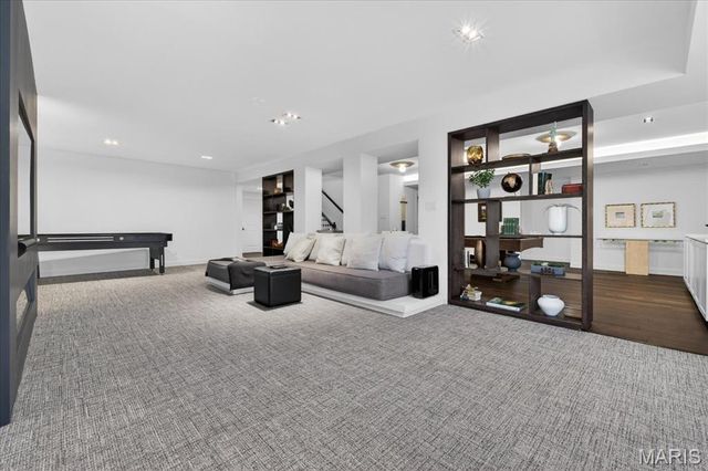 718 Woods Of Ladue Lane, St Louis, MO 63124