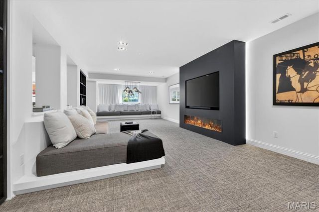 718 Woods Of Ladue Lane, St Louis, MO 63124