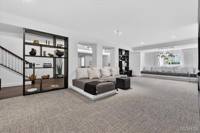 718 Woods Of Ladue Lane, St Louis, MO 63124