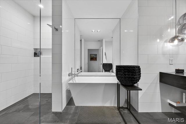 718 Woods Of Ladue Lane, St Louis, MO 63124