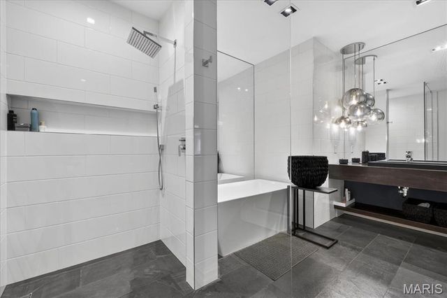 718 Woods Of Ladue Lane, St Louis, MO 63124