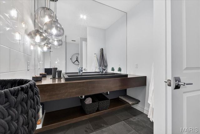 718 Woods Of Ladue Lane, St Louis, MO 63124