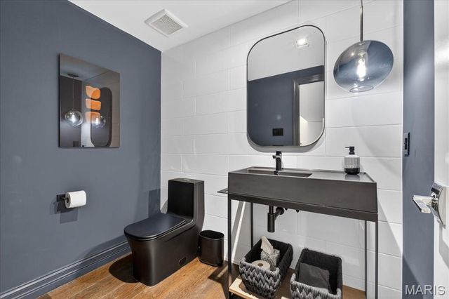 718 Woods Of Ladue Lane, St Louis, MO 63124