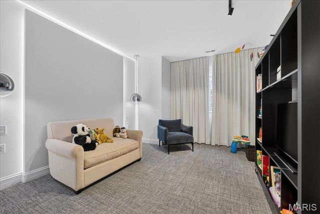 718 Woods Of Ladue Lane, St Louis, MO 63124