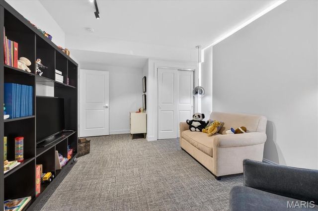 718 Woods Of Ladue Lane, St Louis, MO 63124