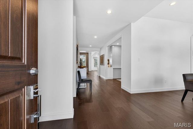 718 Woods Of Ladue Lane, St Louis, MO 63124