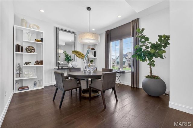 718 Woods Of Ladue Lane, St Louis, MO 63124