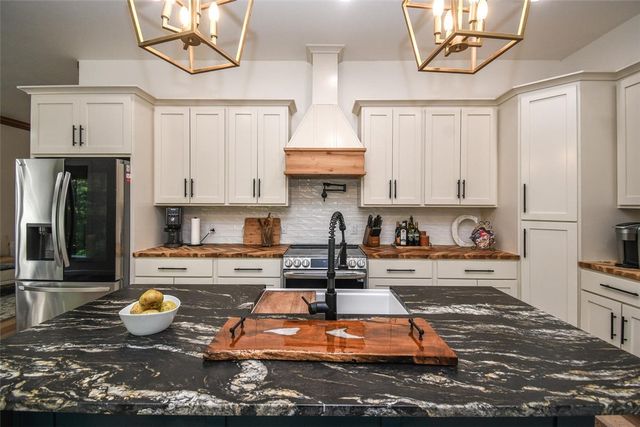 25103 Oaktree Court, Kansas, OK 74347