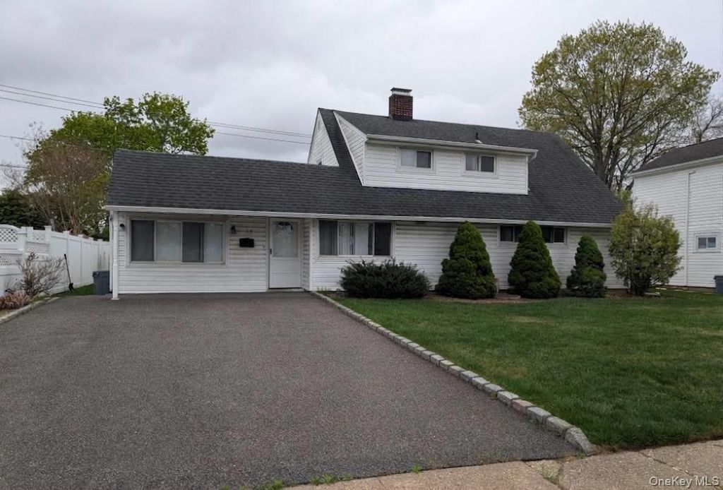 15 Falcon Lane, Levittown, NY 11756