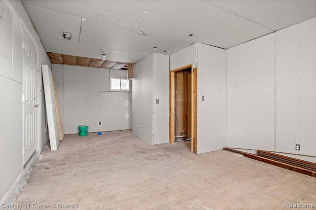 9131 Dexter Avenue, Detroit, MI 48206