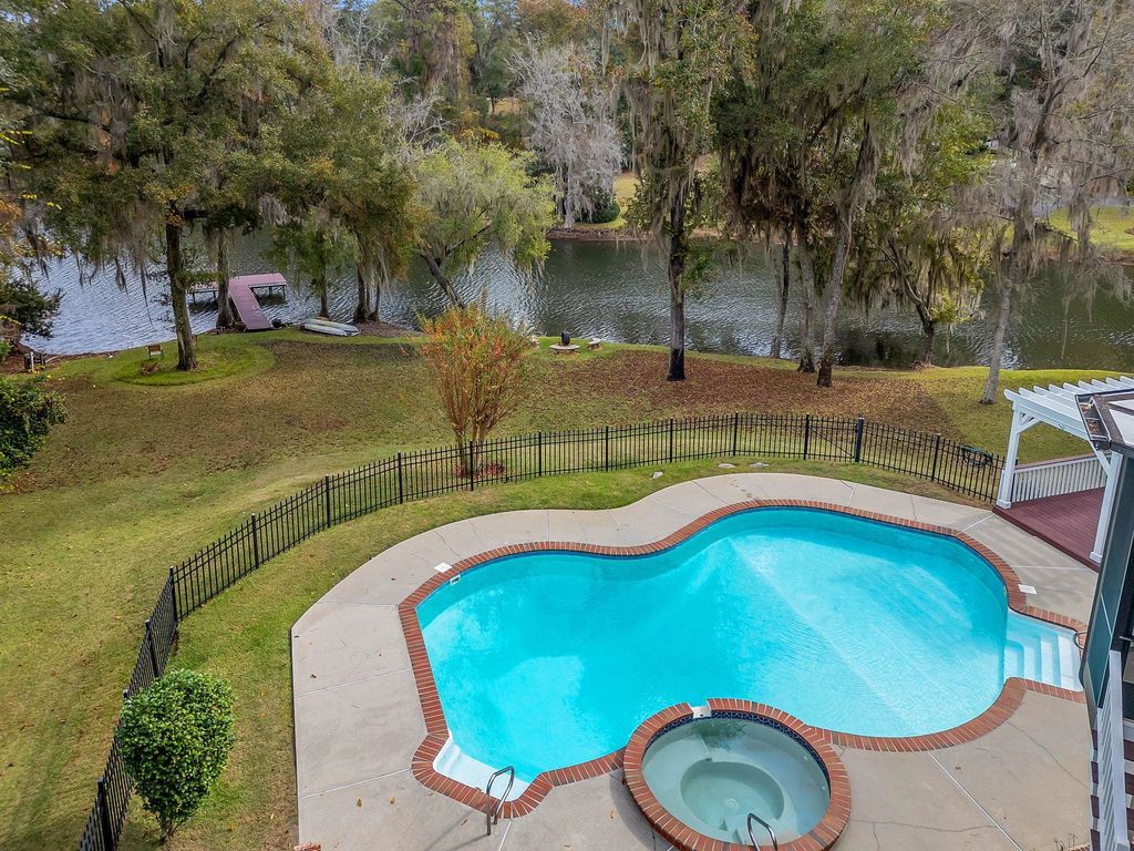 Image 8 of property listing at 5351 Pembridge Place, Tallahassee, FL 32309