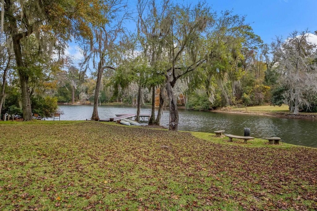 Image 9 of property listing at 5351 Pembridge Place, Tallahassee, FL 32309