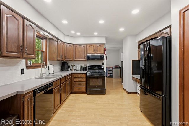 6218 Sturgeon Creek Parkway, Midland, MI 48640