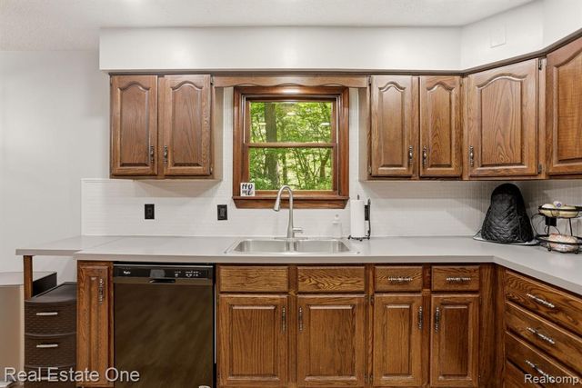 6218 Sturgeon Creek Parkway, Midland, MI 48640