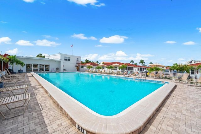 6154 MIDNIGHT PASS ROAD B1, Sarasota, FL 34242