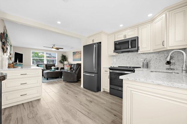 6154 MIDNIGHT PASS ROAD B1, Sarasota, FL 34242