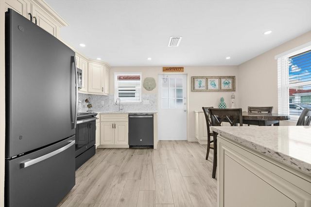 6154 MIDNIGHT PASS ROAD B1, Sarasota, FL 34242
