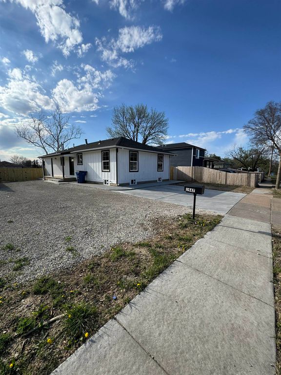 1947 N Chautauqua Ave, Wichita, KS 67214